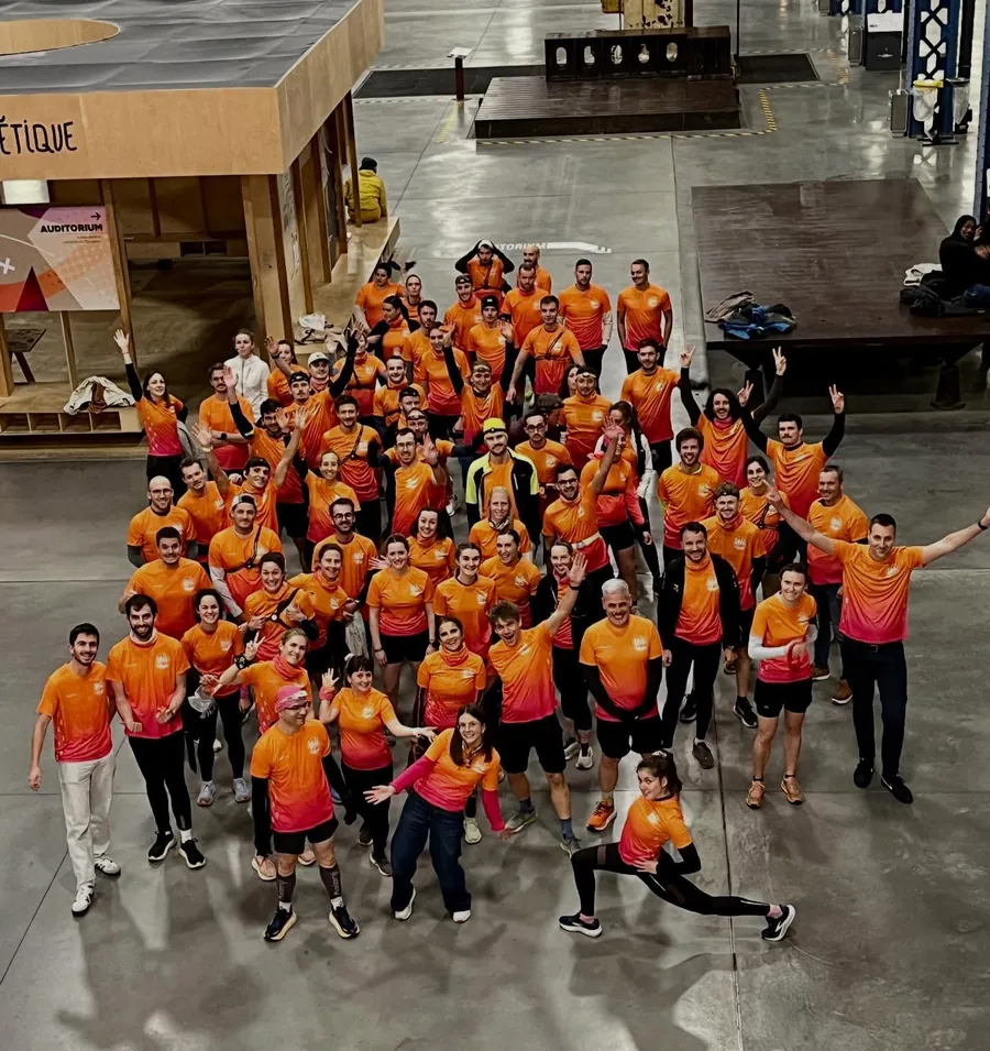Les membres de Courir sur Brest réunis en maillots orange et rose